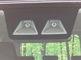 【スマートアシスト】走行中に前方の車両等を認識し、衝突しそうな時は警報とブレーキで衝突回避と被害軽減をアシスト。より安全にドライブをお楽しみいただけます。