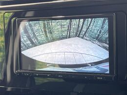 【バックカメラ】駐車時に後方がリアルタイム映像で確認できます。大型商業施設や立体駐車場での駐車時や、夜間のバック時に大活躍！運転スキルに関わらず、今や必須となった装備のひとつです！
