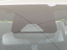 【トヨタセーフティセンス】走行中に前方の車両等を認識し、衝突しそうな時は警報とブレーキで衝突回避と被害軽減をアシスト。より安全にドライブをお楽しみいただけます。