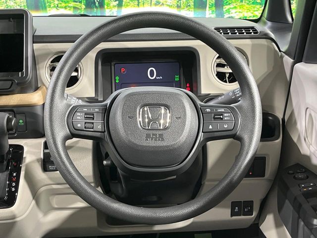 インテリアに合わせたデザインのステアリングは、運転される方のことも考え、運転しやすい形状、大きさです。是非一度、実際に触ってお確かめください。