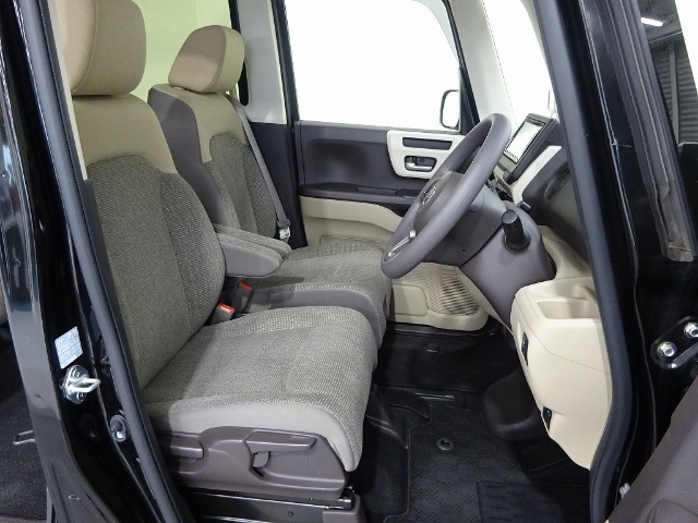 フロントシートはセパレートシートです。後席への移動ができます。またアームレストも装備されていますし運転席シートの高さも調整できます！