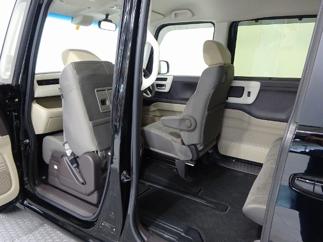 助手席スーパースライドシートとスライドリアシートを組み合わせれば、車内の過ごし方や乗り降りの自由度をさらに広げられます。