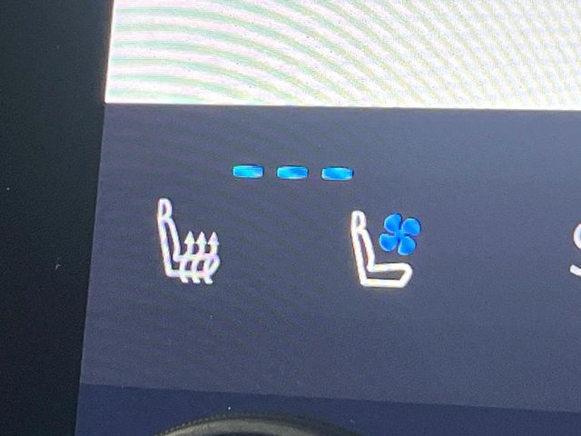【シートベンチレーション】夏場は涼しい風でお尻や背中の熱やムレを防ぎ、冬はエアコンよりも早く温まってポカポカに！季節を問わず快適に過ごせます。
