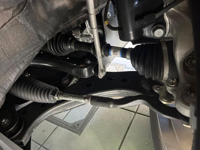 お車を安心してお乗りいただく為には、足回りの定期点検が欠かせません。サービスサポート（有償保証）では無料点検もご提供しており、安心のカーライフをお過ごしいただけるサポート体制が整っています。