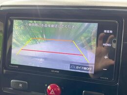 【バックカメラ】駐車時に後方がリアルタイム映像で確認できます。大型商業施設や立体駐車場での駐車時や、夜間のバック時に大活躍！運転スキルに関わらず、今や必須となった装備のひとつです！