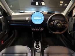 運転席及び助手席におかけになっている瞬間をイメージしてみてください。重厚感のある室内空間は外からの音を遮断し、唯一のプライベート空間を演出しております。