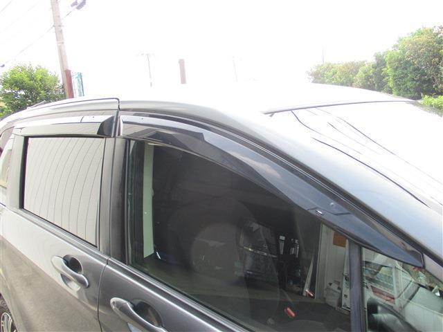 ドアバイザーが付いておりますので雨の日でも外気の取り入れが可能です！あると便利なパーツです！