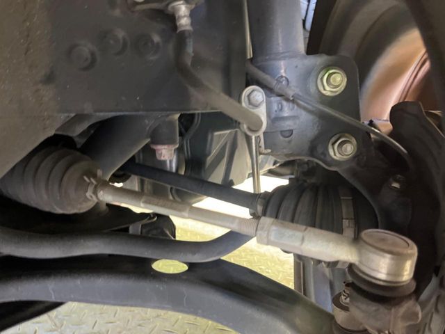 お車を安心してお乗りいただく為には、足回りの定期点検が欠かせません。サービスサポート（有償保証）では無料点検もご提供しており、安心のカーライフをお過ごしいただけるサポート体制が整っています。