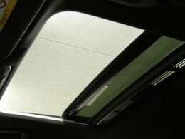 車内に光を取り入れ明るく開放的に演出するガラススライディングルーフを採用しています！状況に応じてチルトアップ＆スライドの2パターンでご使用頂けます！！TEL：047-307-9933