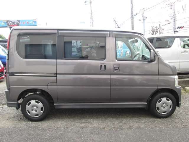 パワーウィンドウは前席のみ。後席は手動開閉ウィンドウ、休憩や車中泊時には手動が嬉しいですね♪