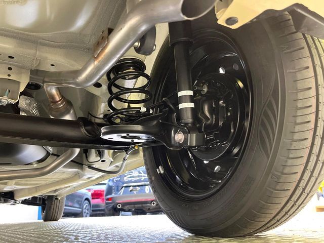お車を安心してお乗りいただく為には、足回りの定期点検が欠かせません。サービスサポート（有償保証）では無料点検もご提供しており、安心のカーライフをお過ごしいただけるサポート体制が整っています。