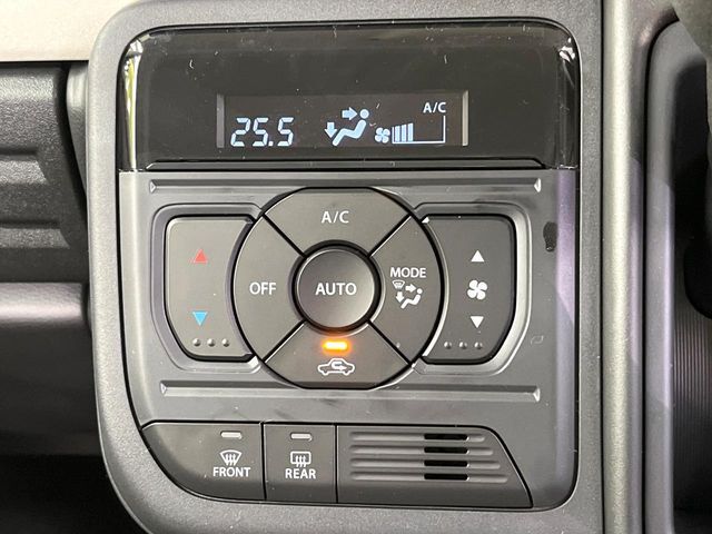 【オートエアコン】一度お好みの温度に設定すれば、車内の温度を検知し風量や温度を自動で調整。暑い…寒い…と何度もスイッチ操作をする必要はありません。快適な車内空間には必須の機能ですね♪