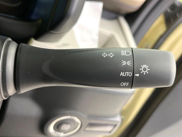 【オートライト】周りの明るさに応じて自動でヘッドライトの点灯・消灯ができる機能です！ライトの付け忘れ・消し忘れなどが無くなり、雨の日や夕方の走行も安心！トンネル通過時も便利ですね♪