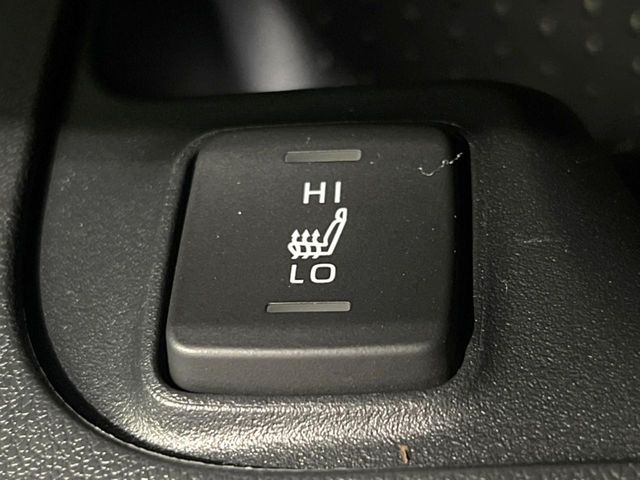 【シートヒーター】寒い日に重宝するシートヒーター！エアコンより早く温まってくれるので寒がりの人も安心ですね♪エアコンの温風は乾燥するから苦手、という方にもをおすすめです。
