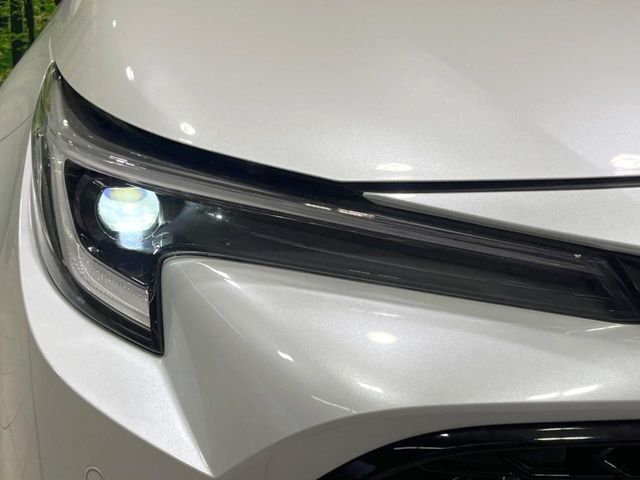 【LEDヘッドライト】悪天候や夜間走行時も良好な視界を確保し安心して運転できる高輝度LEDヘッドライトを装備！点灯速度が早く、消費電力も抑えられています。
