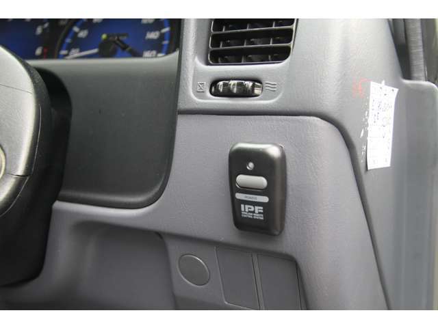運転席右側にフォグランプのリモコンスイッチがございます。（H3シングルフィラメントタイプ）