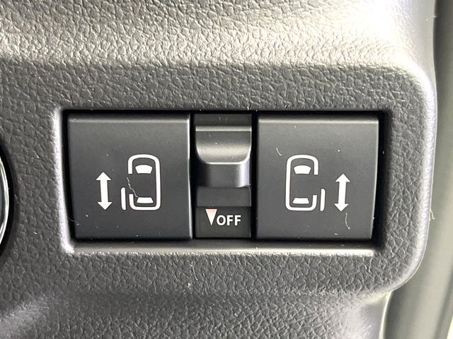 【両側パワースライドドア】スマートキーや運転席のスイッチで後席両側スライドドアの開閉が可能♪電動だから力を入れてドアを開ける必要が無く、小さなお子様でも簡単に開け閉めでき快適です♪