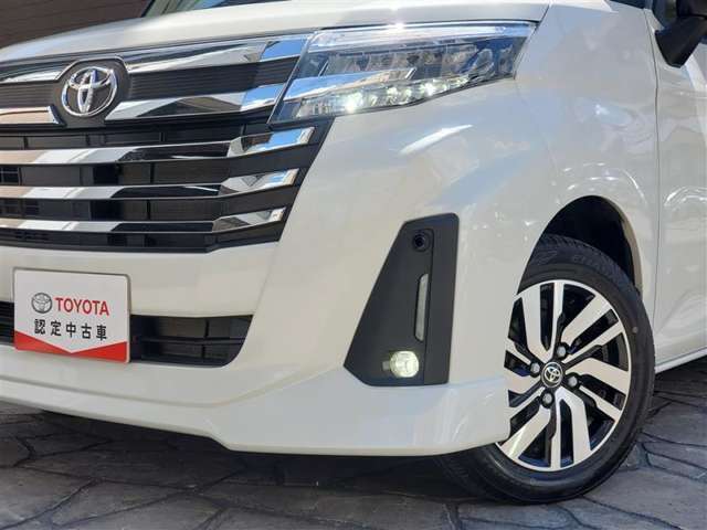 LEDヘッドライトです。デザイン性がよくとても明るいので、夜間の走行や悪天候でも安心です。しかも長寿命！