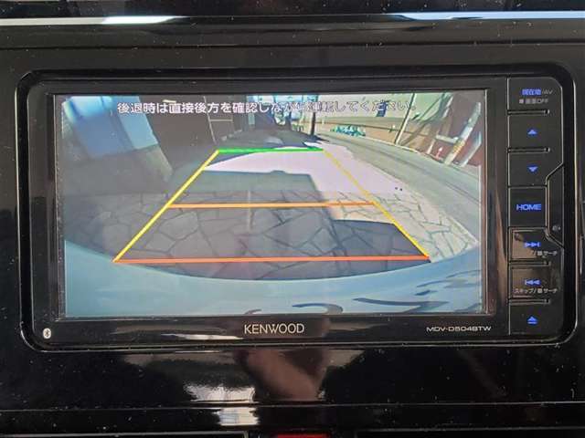 バックカメラが付いているので後方確認が非常にしやすいです。今や運転初心者も熟練者も必須装備！ついていて損はないですね♪