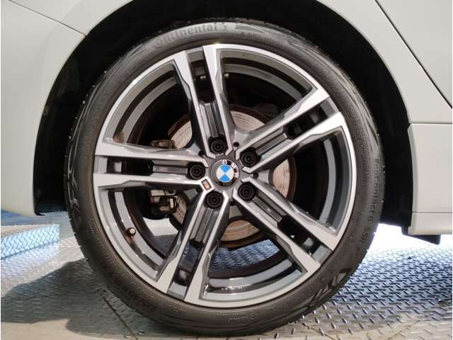 BMW純正アルミホイールです。納車時にはアルミホイールコーティングも承っております！是非ご検討下さいませ。