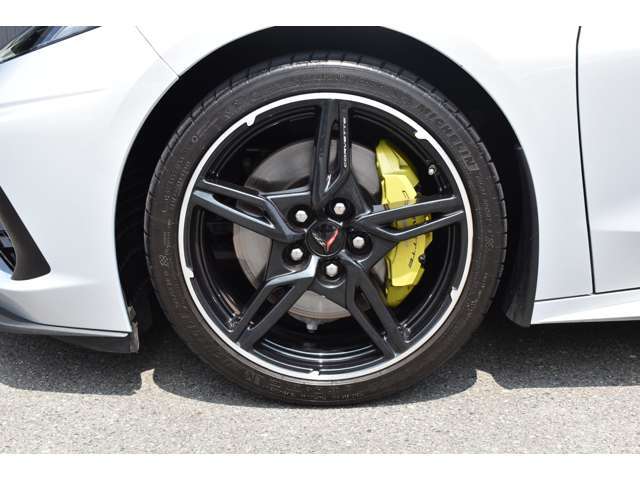自動車保険について。正規ディーラーだけの特別なブランド保険にご加入いただけます。基本補償に加え3つの項目をカバーする「オリジナル補償」と、長期契約による安定した保険料で、さらなる安心と満足を提供します