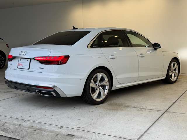 シャープなテールライトとワイドスタンスが、都会的な後ろ姿を描きます。ダイナミックなリアビューが、アウディらしい存在感を放ちます。