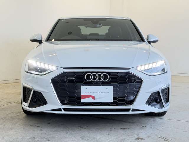 精緻なディテールが際立つ、アウディらしい端正なフロントデザイン。ダイナミックな造形と立体感あるラインが、迫力ある顔つきを演出。端正さと迫力を兼ね備えたフロントフェイスが、街中で強い印象を残します。