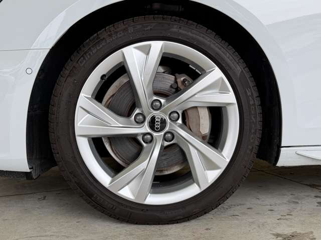 精緻にデザインされたアルミホイールが、足元からスポーティさと高級感を演出します。造形美と機能性を兼ね備えた純正アルミホイールが、走行性能と存在感を引き立てます。