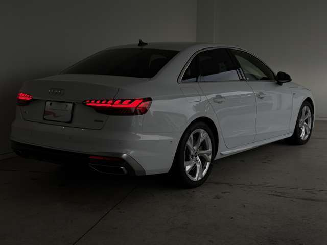 スポーティなリアデザインが、走り去る瞬間まで印象に残ります。流麗なサイドラインからリアへ続く造形が、美しさと躍動感を演出します。