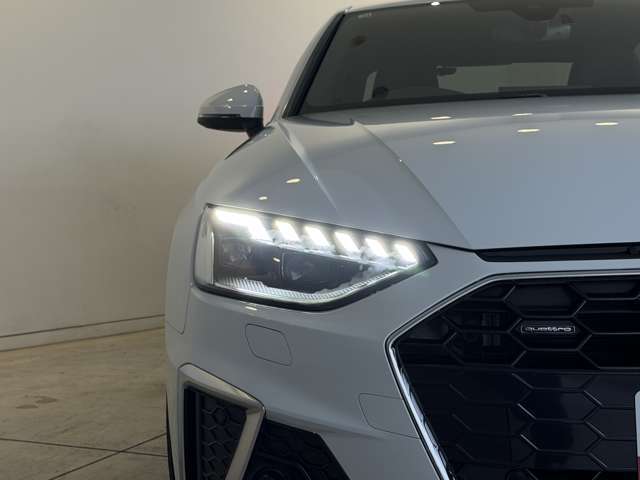 アウディマトリクスLEDが、夜間の視界をクリアに照らし安全性を高めます。シャープなヘッドライトデザインが、先進的な印象を与えます。ダイナミックターンインジケーターが、視認性とデザイン性を両立してます。