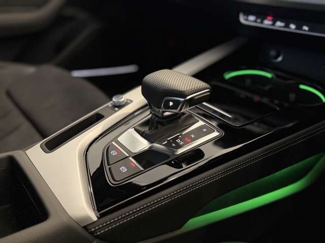 シフトレバーはアウディならではの形状で操作する際も気分を高揚させてくれます。緻密な制御によりシフト動作はスムーズで、ロックアップ制御をきめ細やかに行うことでダイレクトなレスポンスを実現しています