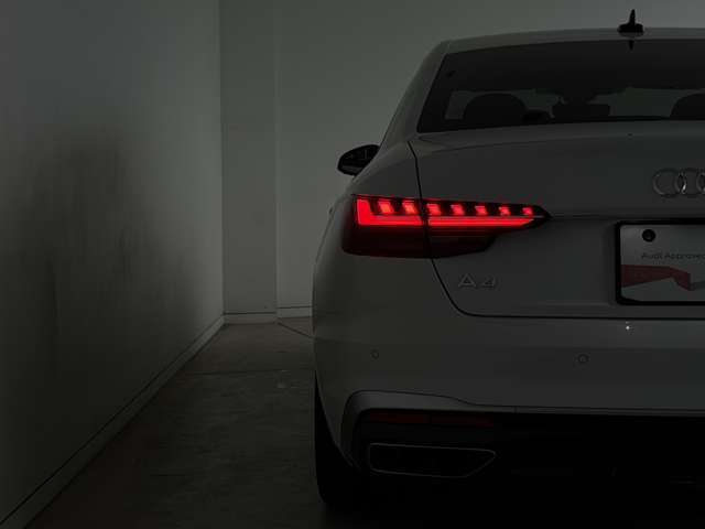 美しさと機能性を兼ね備えた、精緻なリアスタイリング。後方からでも一目でわかる、アウディらしい個性と存在感。力強い造形と洗練されたラインが融合した、印象的なリアスタイル。