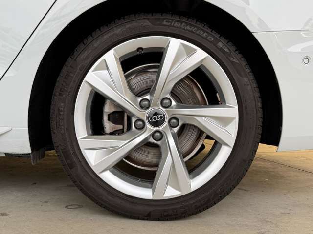 精緻にデザインされたアルミホイールが、足元からスポーティさと高級感を演出します。造形美と機能性を兼ね備えた純正アルミホイールが、走行性能と存在感を引き立てます。