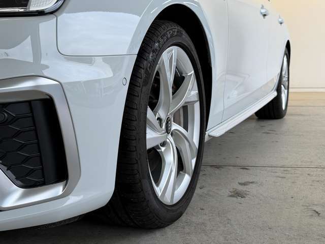 大口径の5スポークアルミホイールはグリップ力とデザイン性の二つを兼ね備えています。