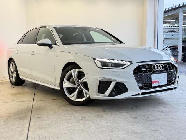 力強いフロントと流麗なサイドが融合した、ダイナミックなフォルム。空力性能を意識したデザインが、機能美と美しさを両立します。ボリューム感あるフェンダーが、安定感と存在感を強調します。