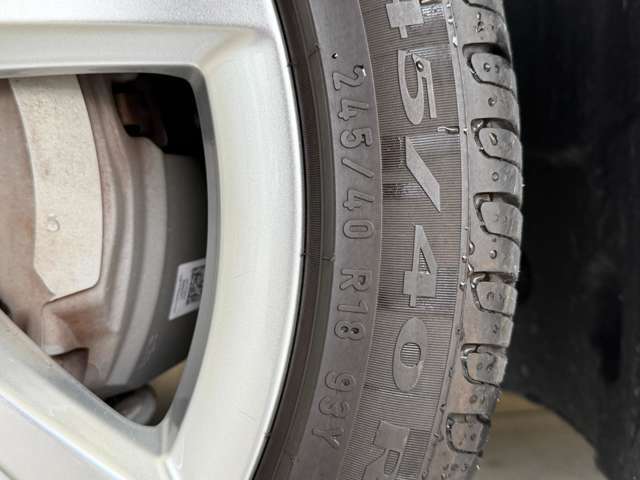 精緻にデザインされたアルミホイールが、足元からスポーティさと高級感を演出します。造形美と機能性を兼ね備えた純正アルミホイールが、走行性能と存在感を引き立てます。