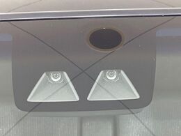 【スマートアシスト3】走行中に前方の車両等を認識し、衝突しそうな時は警報とブレーキで衝突回避と被害軽減をアシスト。より安全にドライブをお楽しみいただけます。