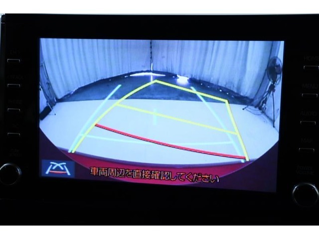 ハンドル操作に連動してガイドラインが変化するバックモニター搭載！クルマは構造上たくさんの死角がありますので、とても便利な機能です。あくまで補助の為の装備ですのでバックは目視での確認が大事ですよ！