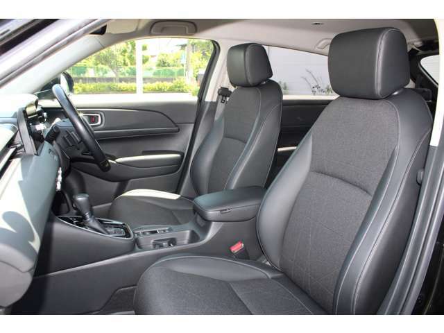 ワイドなコンソールで仕切られたフロントシートは、運転席と助手席それぞれに独立した快適空間を確保しています。
