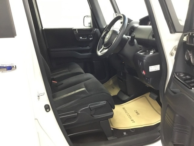 シートはフィット性も良く、楽な運転姿勢を保てます。