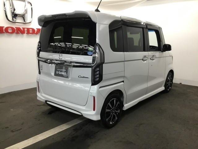 スポーティー＆スタイリッシュな、大型テールゲートスポイラー