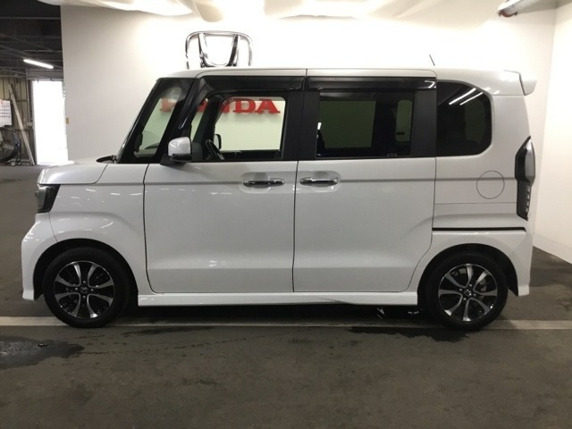 狭い駐車場でも、スライドドアならチャイルドシートへのお子さまの乗降や荷物の積載もスムーズ。