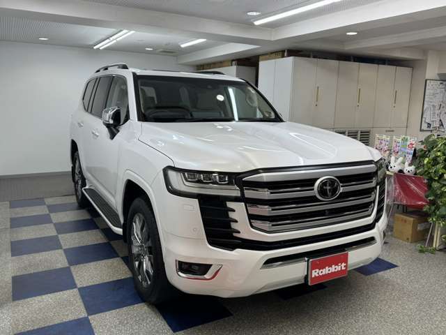 R5年6月登録のランドクルーザーZX、走行約6790kmが直接買い取りにて入庫致しました。人気オプションのリヤエンターテイメントを装備しております。