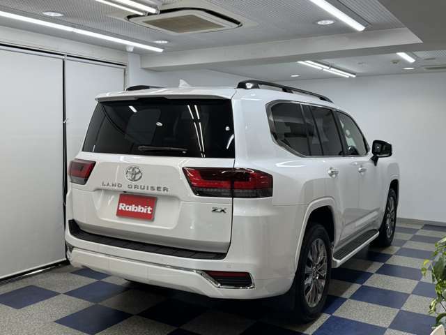 R5年6月登録のランドクルーザーZX、走行約6790kmが直接買い取りにて入庫致しました。人気オプションのリヤエンターテイメントを装備しております。