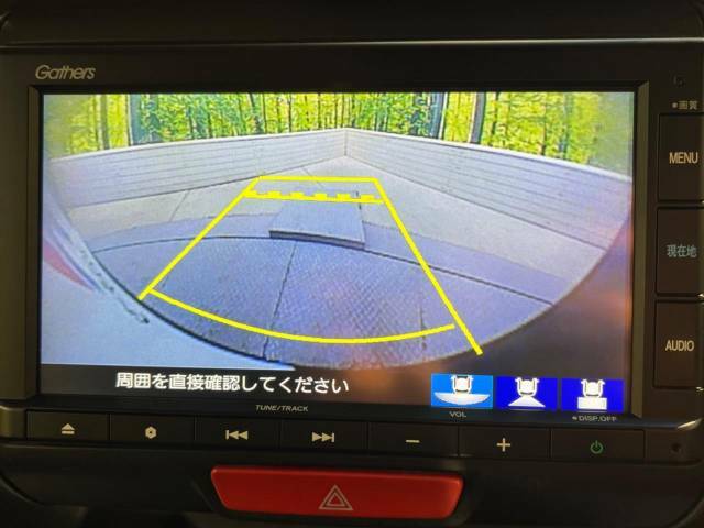 【バックカメラ】駐車時に後方がリアルタイム映像で確認できます。大型商業施設や立体駐車場での駐車時や、夜間のバック時に大活躍！運転スキルに関わらず、今や必須となった装備のひとつです！