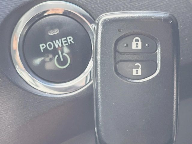 【スマートキー】カバンやポケットに入れたままでもドアの施錠・解錠が可能なスマートキーを装備。エンジンのオン・オフ時もカギを取り出す必要が無いからとっても便利です♪