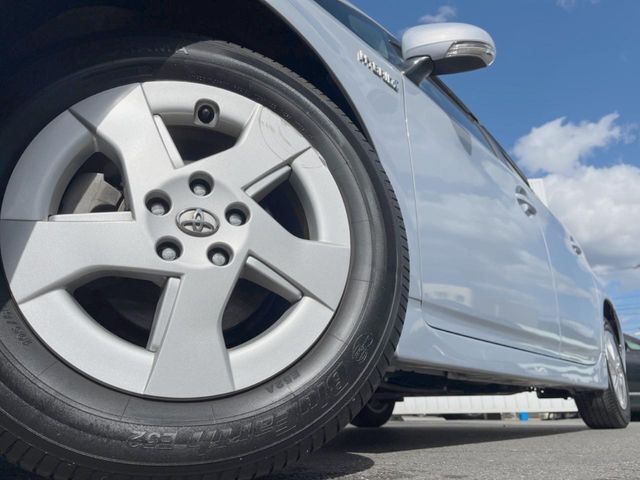 【純正アルミホイール】外観にマッチした純正アルミホイールを装着しております。各種社外アルミホイールや、スタッドレスタイヤも取扱いしております。是非ご相談ください♪