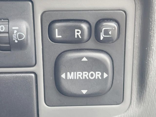 【電動格納ミラー】サイドミラーは電動格納式となっており、狭い駐車場でもキズがつくリスクを抑えられます。