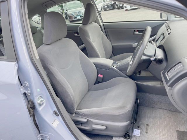 運転席シート廻りは使用感も少なく、良好な状態となっています。前オーナー様が丁寧に使っていたことがよくわかりますね。