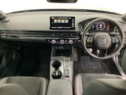 車内は光触媒抗菌消臭施工済です。スタイリッシュなデザインでスポーティなインパネ周りを演出します。グローブボックスやカップホルダーのほかにトレーなどたくさんの収納スペースが付いています。